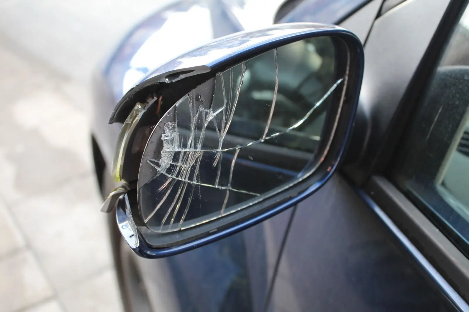 Demirel Kfz Gutachter Wuppertal Spiegel gebrochen